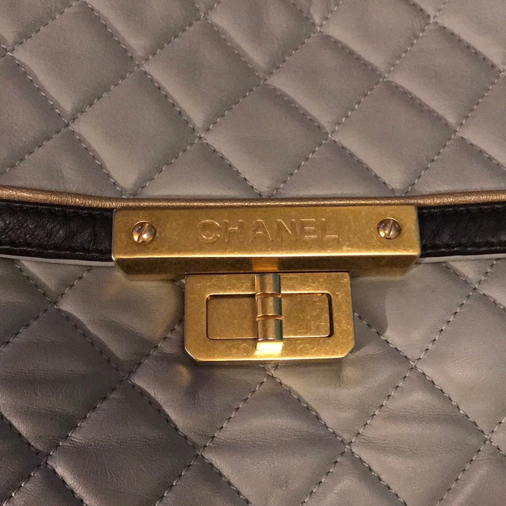 Authentic Chanel calfskin bag - Picture 2 of 11